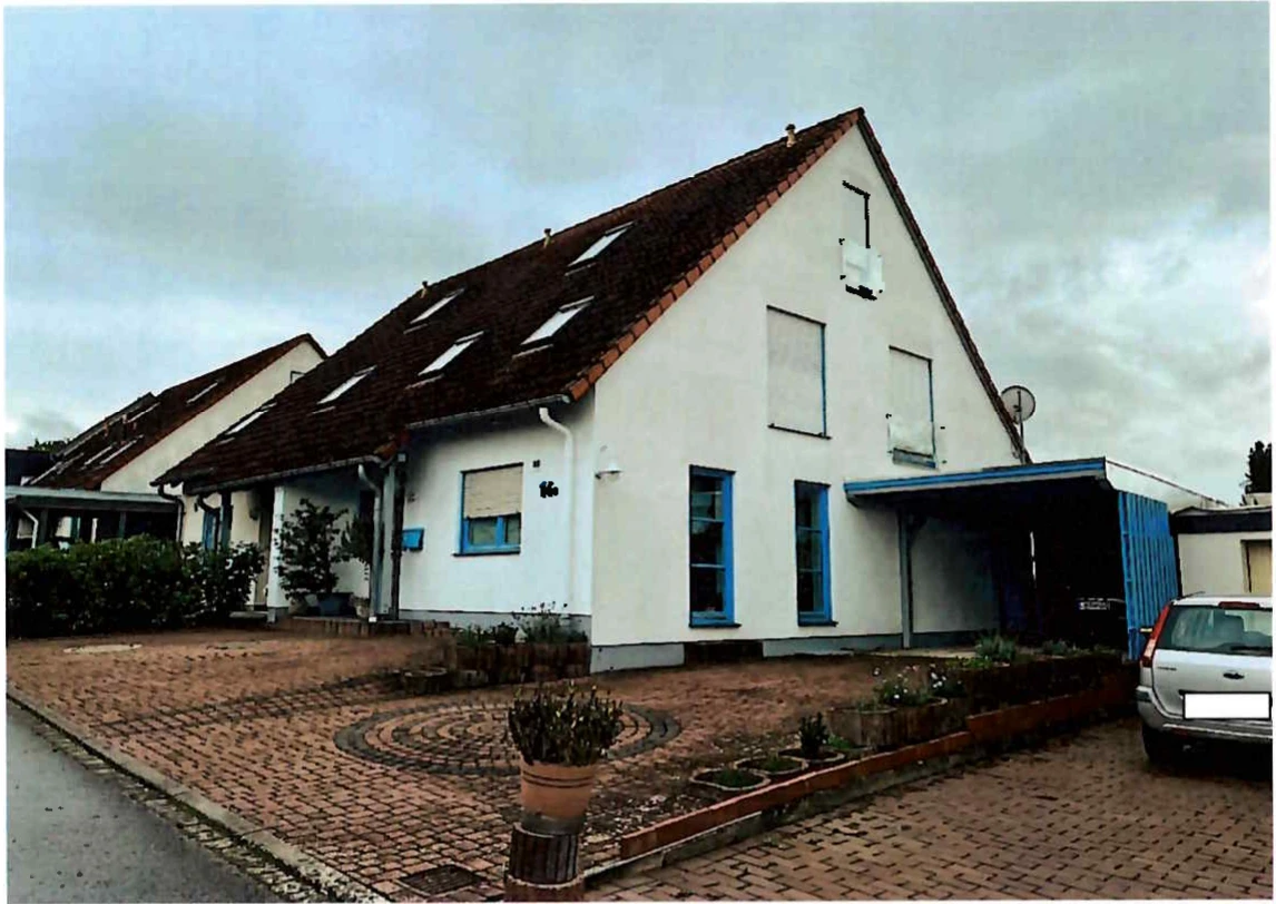 Kfz-Stellplatz, Einfamilienhaus, Doppelhaushälfte in Detmold — Bild 2