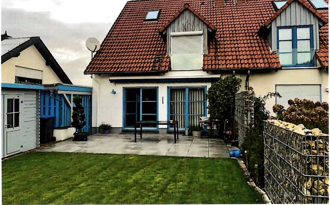 Kfz-Stellplatz, Einfamilienhaus, Doppelhaushälfte in Detmold — Bild 3