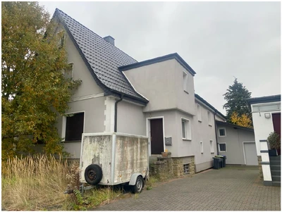 bebaut mit eingeschossigem Wohngebäude (BJ 1936) mit zweigeschossigem Anbau, ausgebautes Dach in Lage