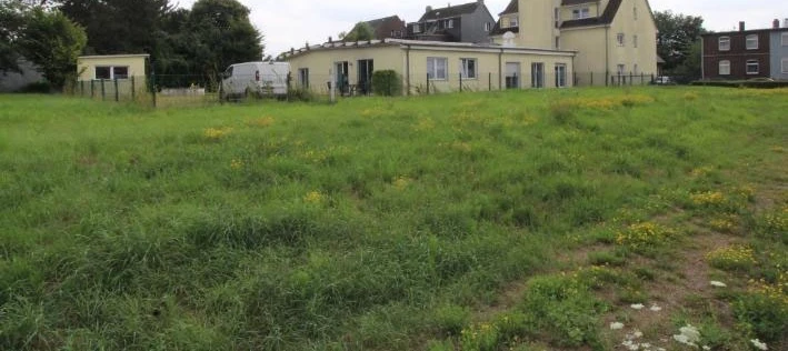 freistehendes, zweigeschossiges und vollständig unterkellertes Wohnhaus (Vorderhaus), zuzüglich ausgebautem Dachgeschoss, sowie einem eingeschossigen Anbau an der Rückseite. in Herten — Bild 2