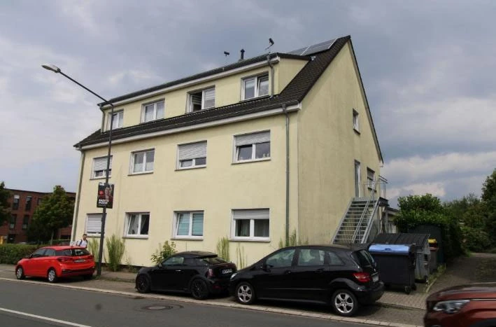 freistehendes, zweigeschossiges und vollständig unterkellertes Wohnhaus (Vorderhaus), zuzüglich ausgebautem Dachgeschoss, sowie einem eingeschossigen Anbau an der Rückseite in Herten