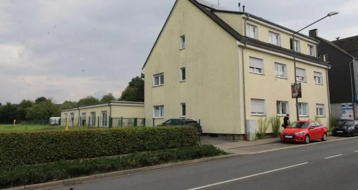 freistehendes, zweigeschossiges und vollständig unterkellertes Wohnhaus (Vorderhaus), zuzüglich ausgebautem Dachgeschoss, sowie einem eingeschossigen Anbau an der Rückseite in Herten — Bild 2