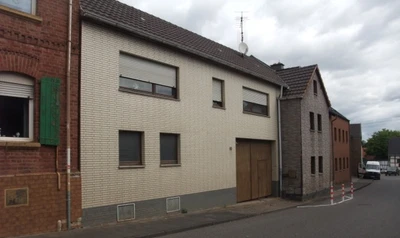 bebaut mit teilunterkellerter zweigeschossiger Resthofstelle bestehend aus einen zweigeschossigem Einfamilienhaus mit Anbau und Scheune, mit Gewächshaus bebautem Grundstück, unbebautes Grundstück , unbebautes Grundstück, Wiese, teilweise mit Nadelbäumen bepflanzt,, unbebautes Grundstücke, Landwirtschaftsfläche in Bornheim