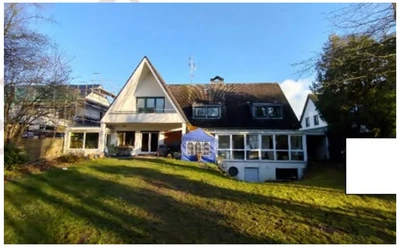 freistehendes Wohnhaus, zwei Garagen in Neuss