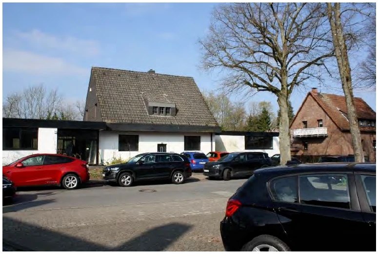 Baugrundstück mit drei miteinander verbundenen bereits überwiegend entkernten Abbruchgebäuden in Ratingen — Bild 3