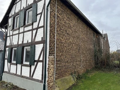Einfamilienhaus, und Nebengebäude 2x Stall, 1x Scheune in Vettweiß