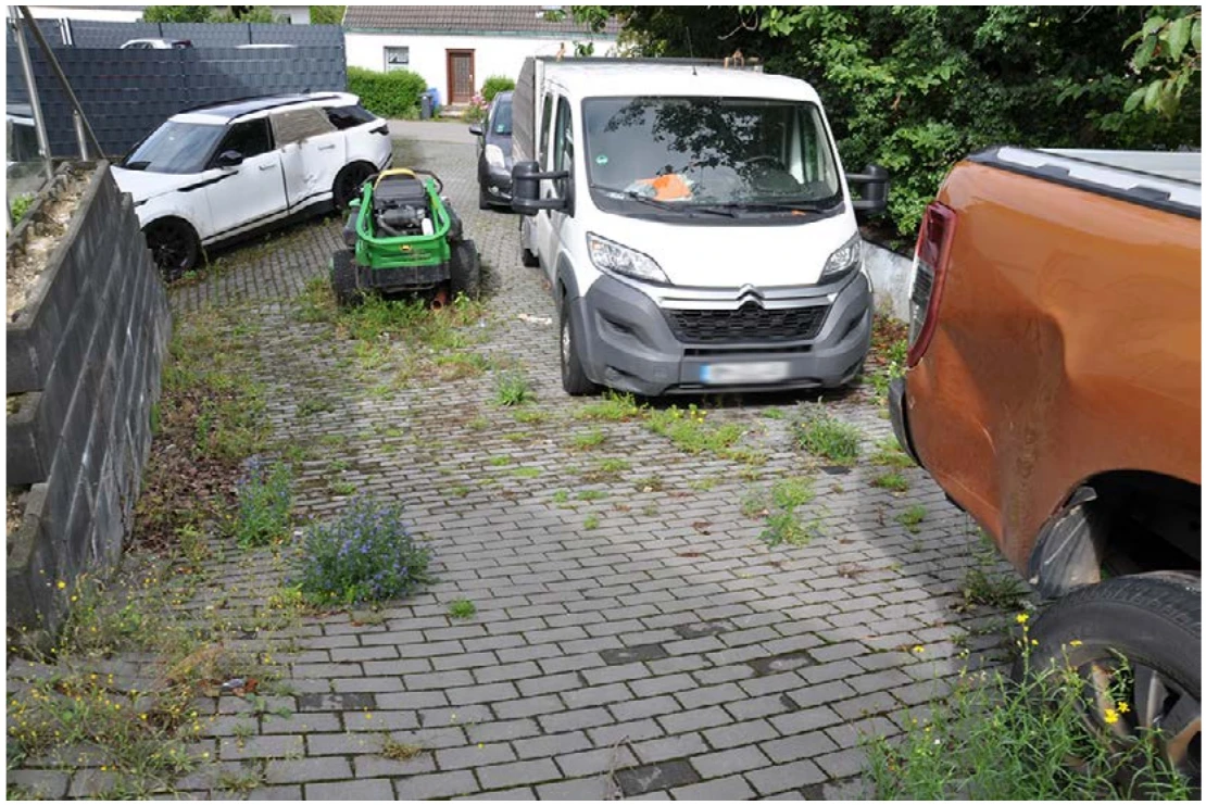 Kfz-Stellplatz, Gewerbeeinheit (z.B. Laden, Büro), Garage, Einfamilienhaus in Wermelskirchen — Bild 2