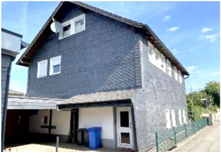 Zweifamilienhaus, Einfamilienhaus, EFH mit mehreren Holzschuppen, ZFH mit Schuppen- und Carportanbauten in Wermelskirchen — Bild 3