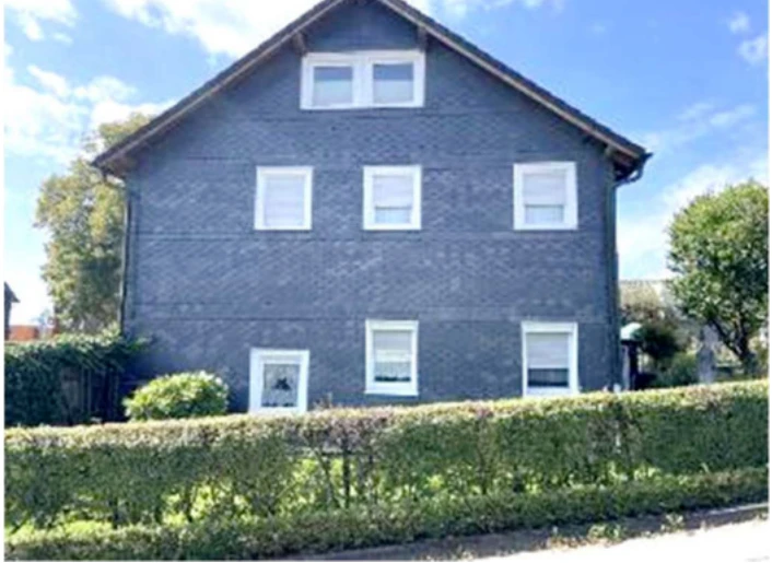 Zweifamilienhaus, Einfamilienhaus, EFH mit mehreren Holzschuppen, ZFH mit Schuppen- und Carportanbauten in Wermelskirchen — Bild 2