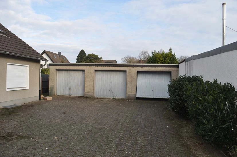 Kfz-Stellplatz, Mehrfamilienhaus, 3 Garagen in Bergisch Gladbach — Bild 3
