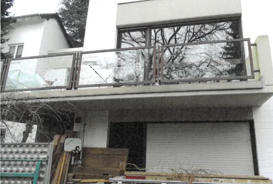 einseitig angebautes Einfamilienhaus als Flachdachbungalow mit Garage in Bergisch Gladbach