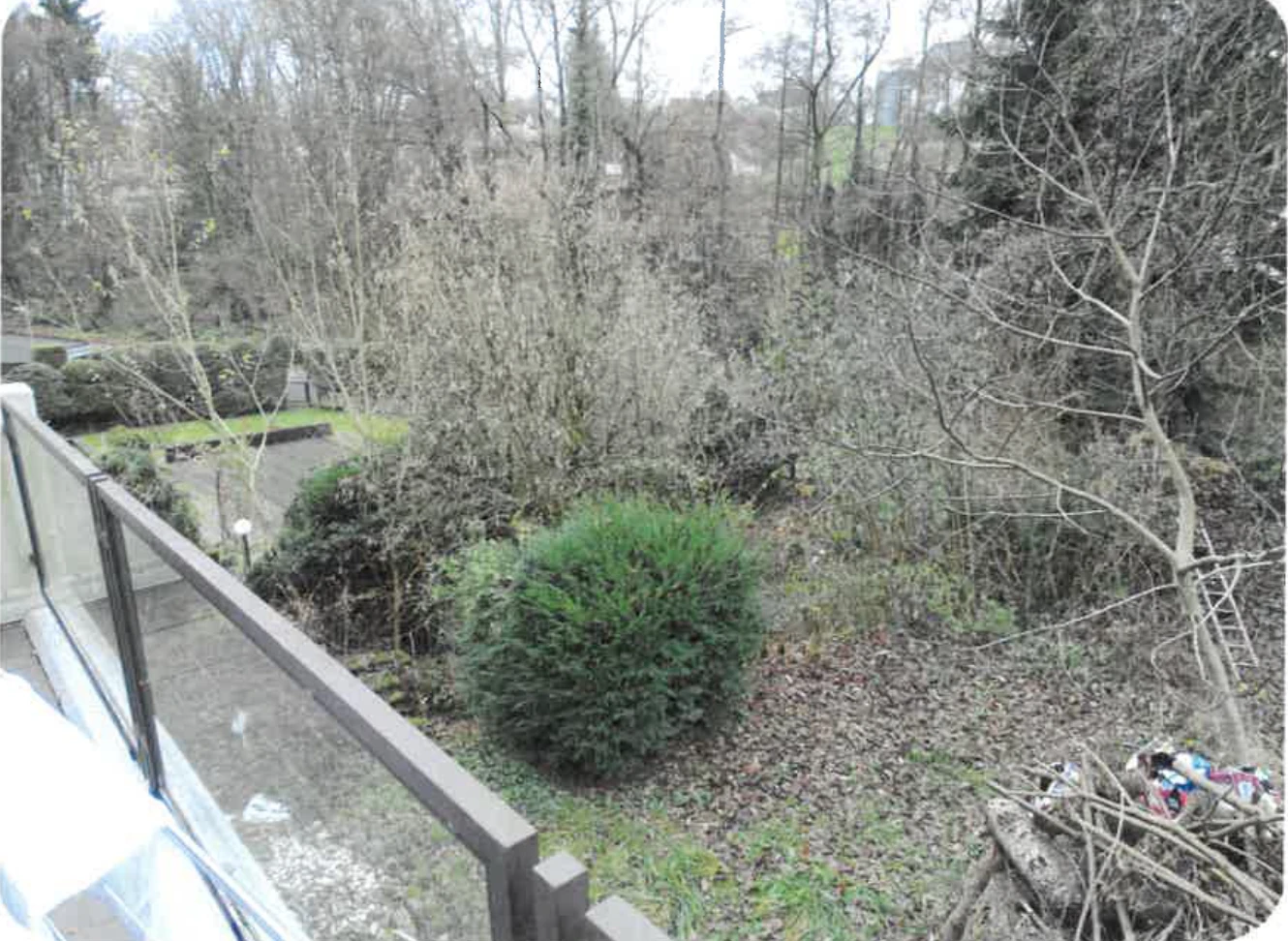 einseitig angebautes Einfamilienhaus als Flachdachbungalow mit Garage in Bergisch Gladbach — Bild 2