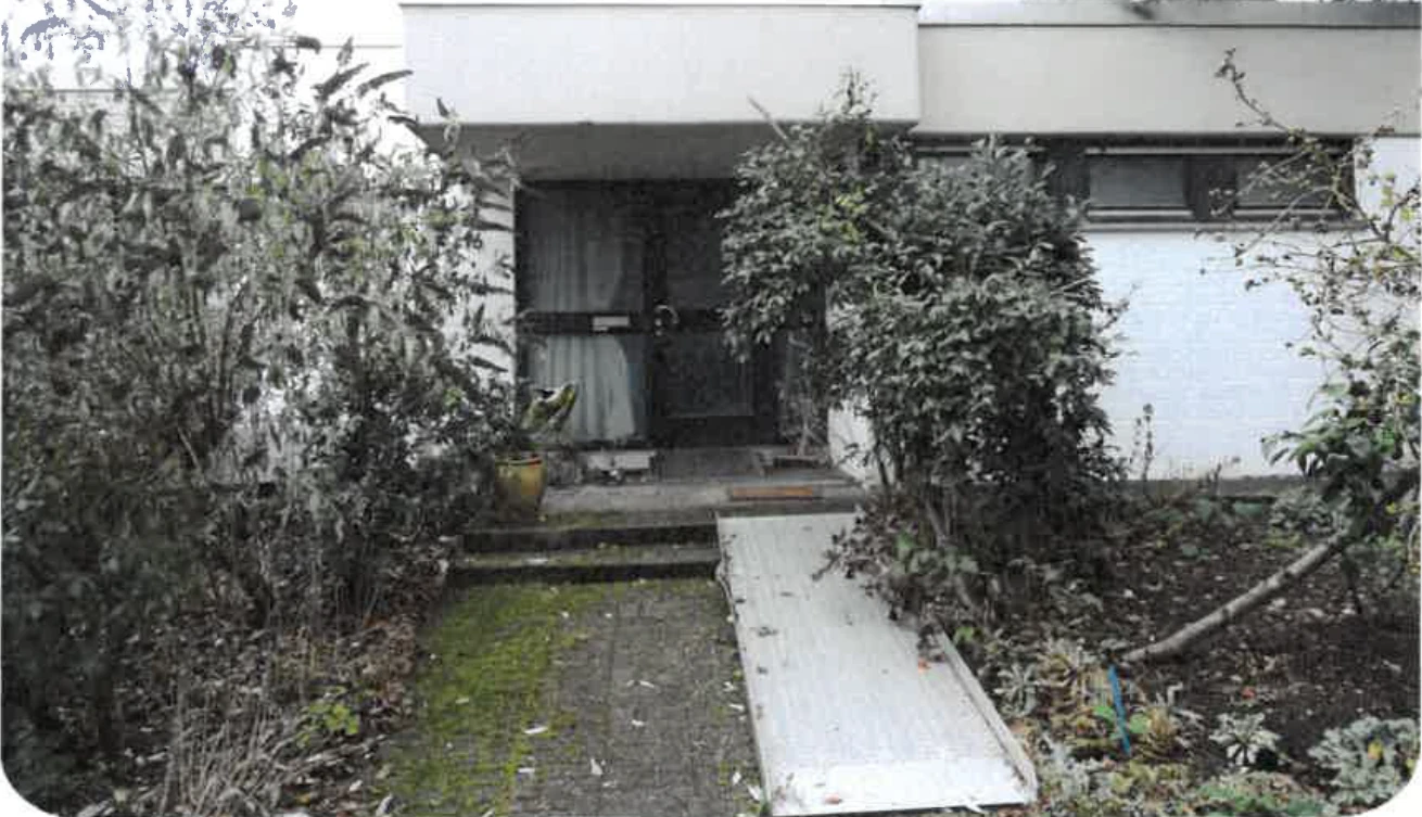 einseitig angebautes Einfamilienhaus als Flachdachbungalow mit Garage in Bergisch Gladbach — Bild 3