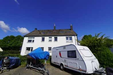 Mehrfamilienhaus, Gewerbeeinheit (Malerbetrieb, Kfz-Werkstatt), 6 Fertiggaragen in Schwerte — Bild 3