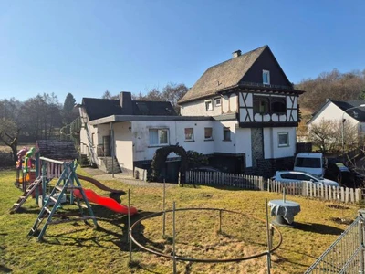 Zweifamilienhaus, Eigentumswohnung (3 bis 4 Zimmer) in Steffenberg