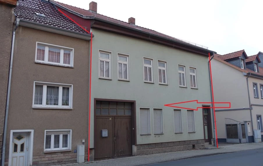 Wohnhaus mit überbauter Torfahrt und rückwärtigen Nebengebäuden in Greußen