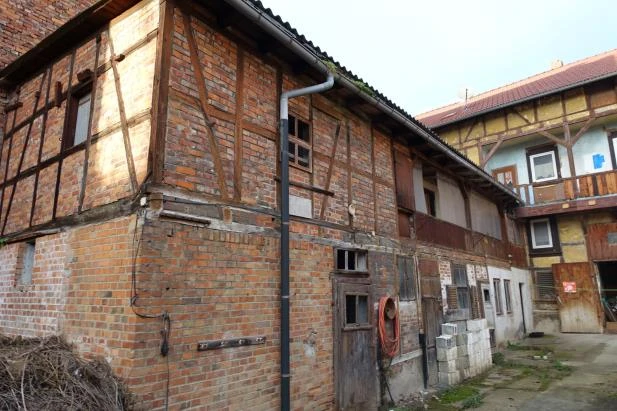Wohnhaus mit überbauter Torfahrt und rückwärtigen Nebengebäuden in Greußen — Bild 2