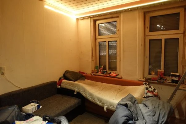 Wohnhaus mit überbauter Torfahrt und rückwärtigen Nebengebäuden in Greußen — Bild 3