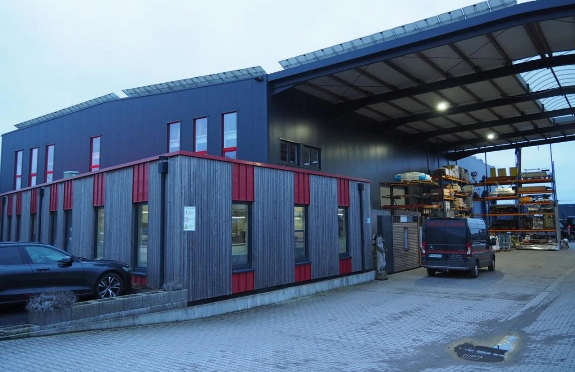 gewerblich genutztes Grundstück, Kfz-Stellplatz, Gewerbeeinheit (z.B. Laden, Büro), Betriebsgebäude mit Halle, überdachtem Außenlager, Büros: in Vreden — Bild 2