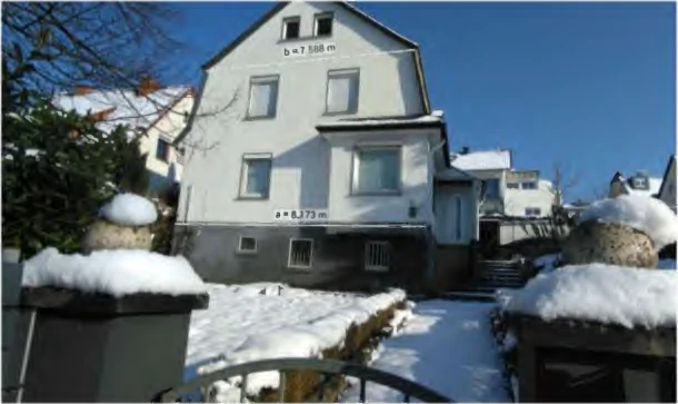 Wohnhaus mit Anbau und einer Fertiggarage in Asslar — Bild 2