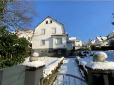 Wohnhaus mit Anbau und einer Fertiggarage in Asslar
