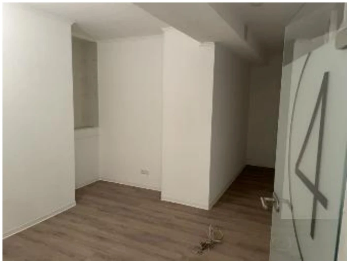 Gewerbeeinheit (Arztpraxis) und 2 Pkw-Stellplätze im Freien und ein Tiefgaragenstellplatz in Köln — Bild 3