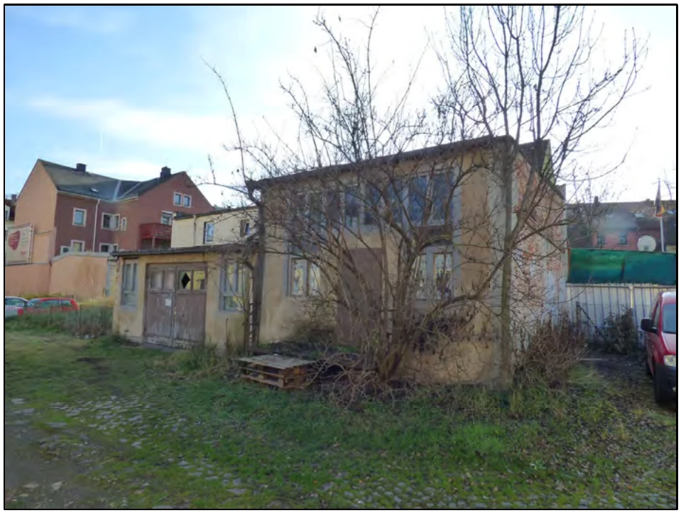 Grundstück mit baufälligen Schuppen/ehem. Werkstattgebäuden bebaut