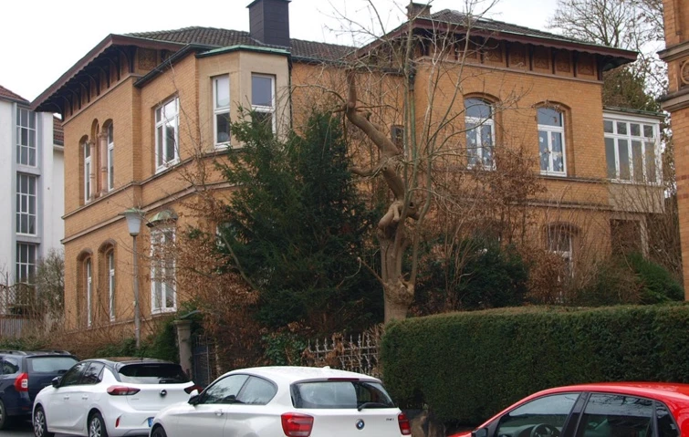 Grundstück mit freistehendem Zweifamilienhaus (Villa) und freistehender Garage in Kassel
