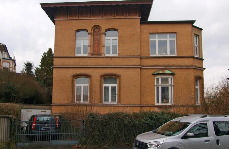 Grundstück mit freistehendem Zweifamilienhaus (Villa) und freistehender Garage in Kassel — Bild 2