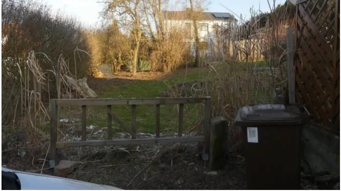 unbebautes Grundstück mit Geräteschuppen in Habichtswald — Bild 2