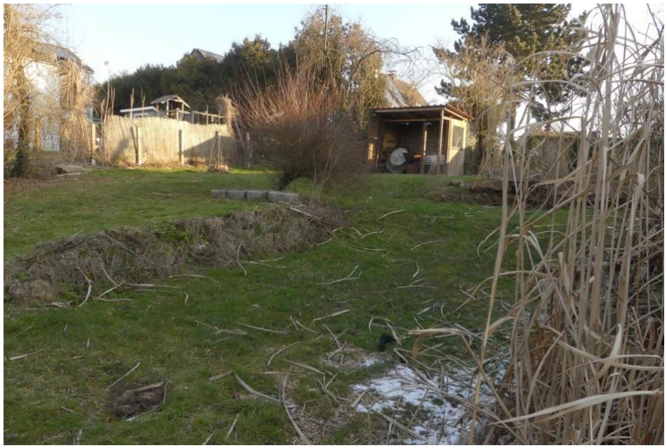 unbebautes Grundstück mit Geräteschuppen in Habichtswald — Bild 3