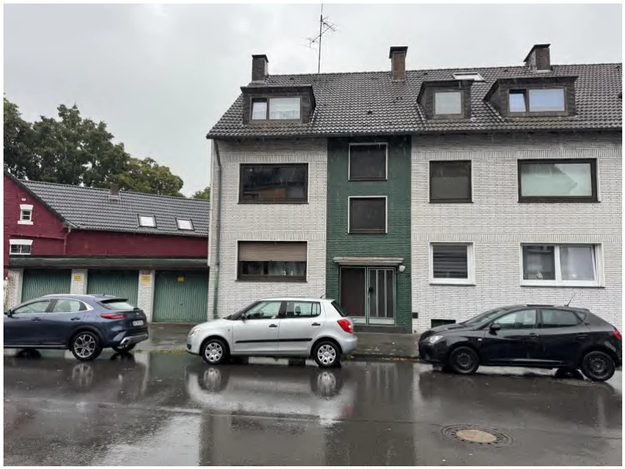Mehrfamilienhaus und drei Garagen in Duisburg — Bild 2