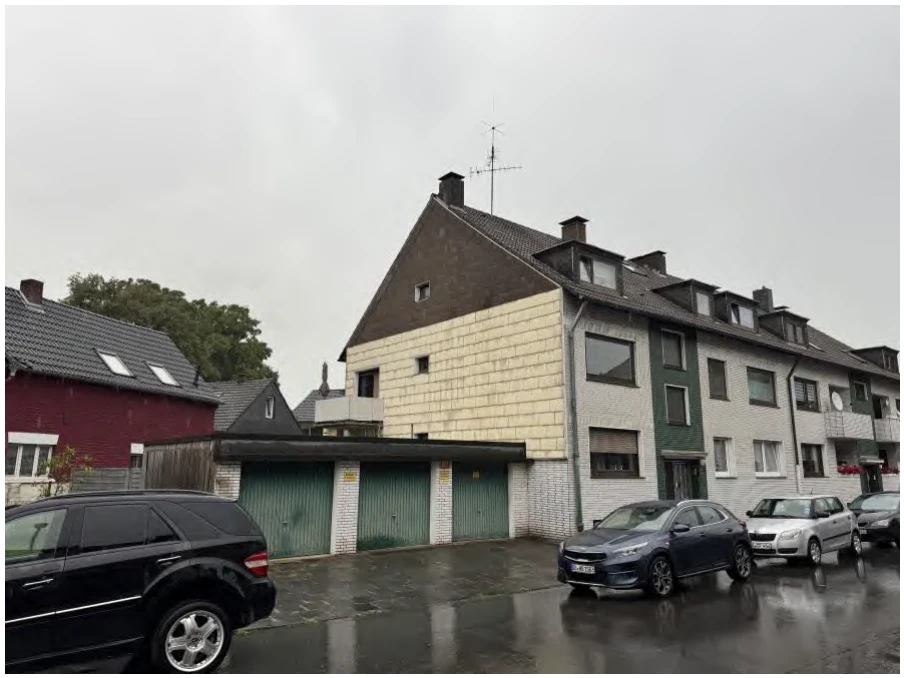 Mehrfamilienhaus und drei Garagen in Duisburg — Bild 3