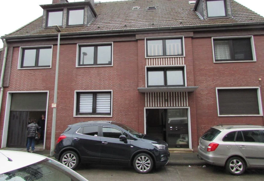 Mehrfamilienhaus mit 6 Wohnungen sowie Garage 3 Einzelgaragen in Duisburg — Bild 2
