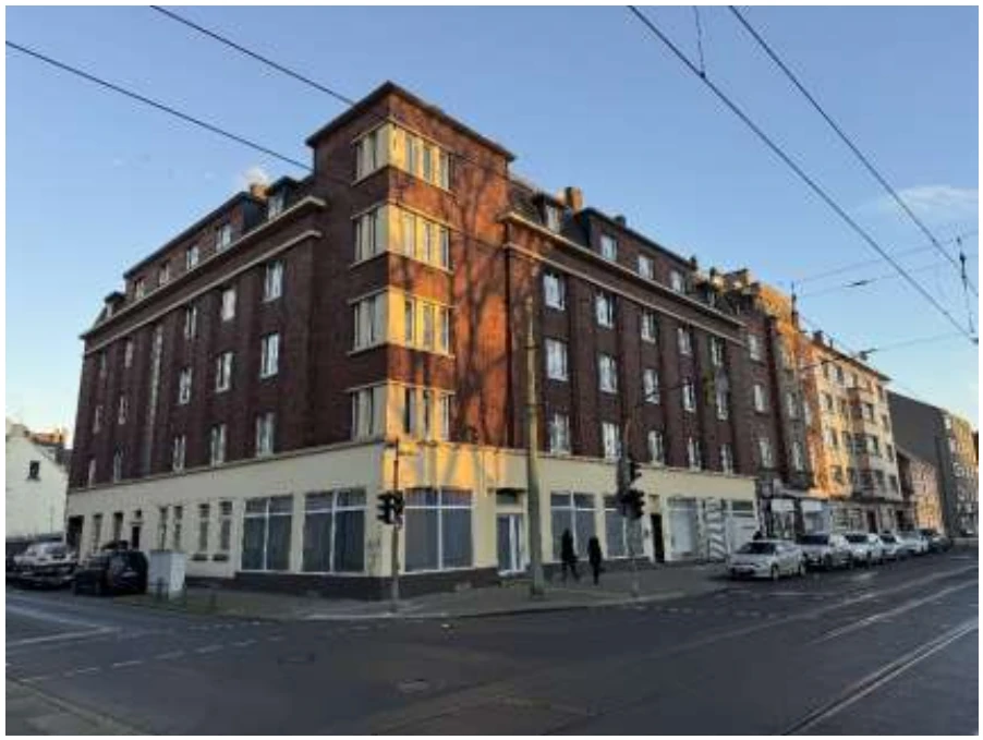 Wohn-/Geschäftshaus mit Anbau und Garagen in Duisburg — Bild 3