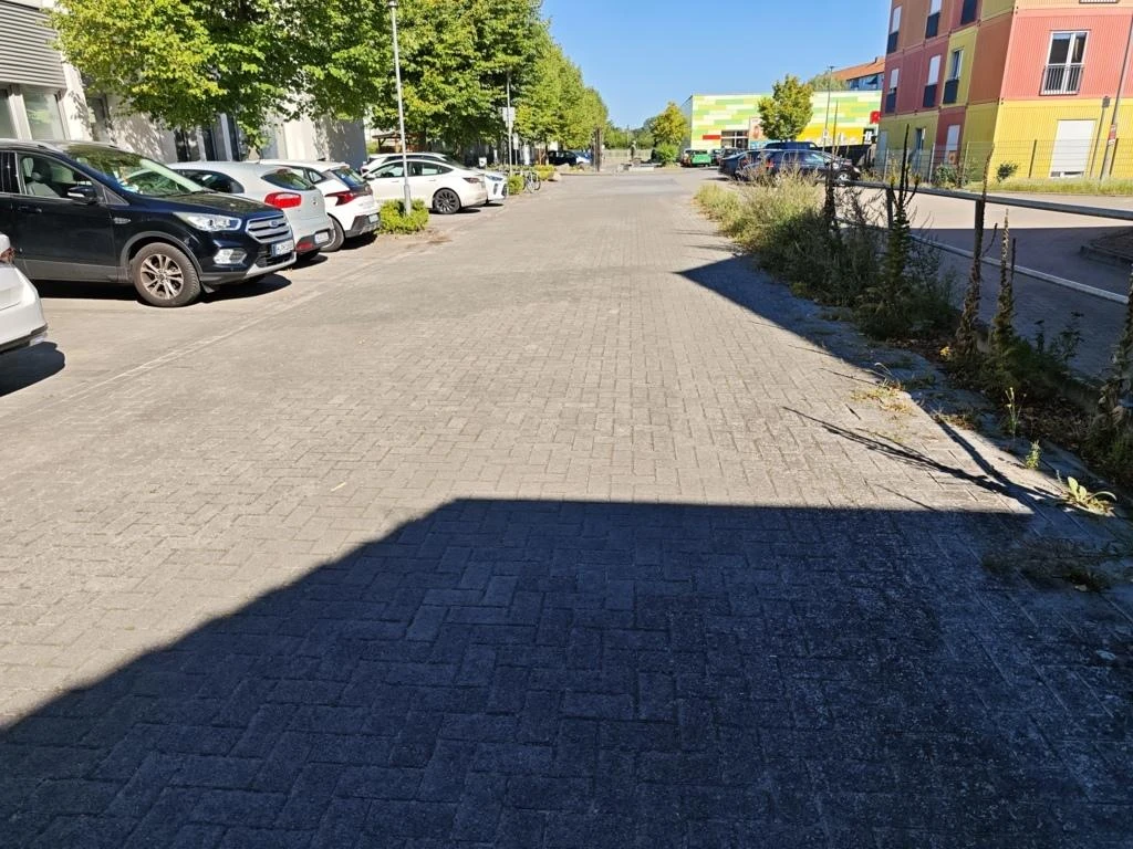 unbebautes Grundstück, Wegefläche mit Kunstobjekt in Hannover