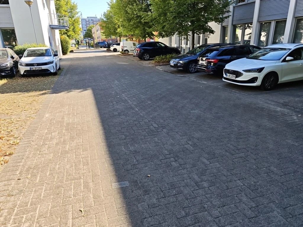 unbebautes Grundstück, Wegefläche mit Kunstobjekt in Hannover — Bild 2