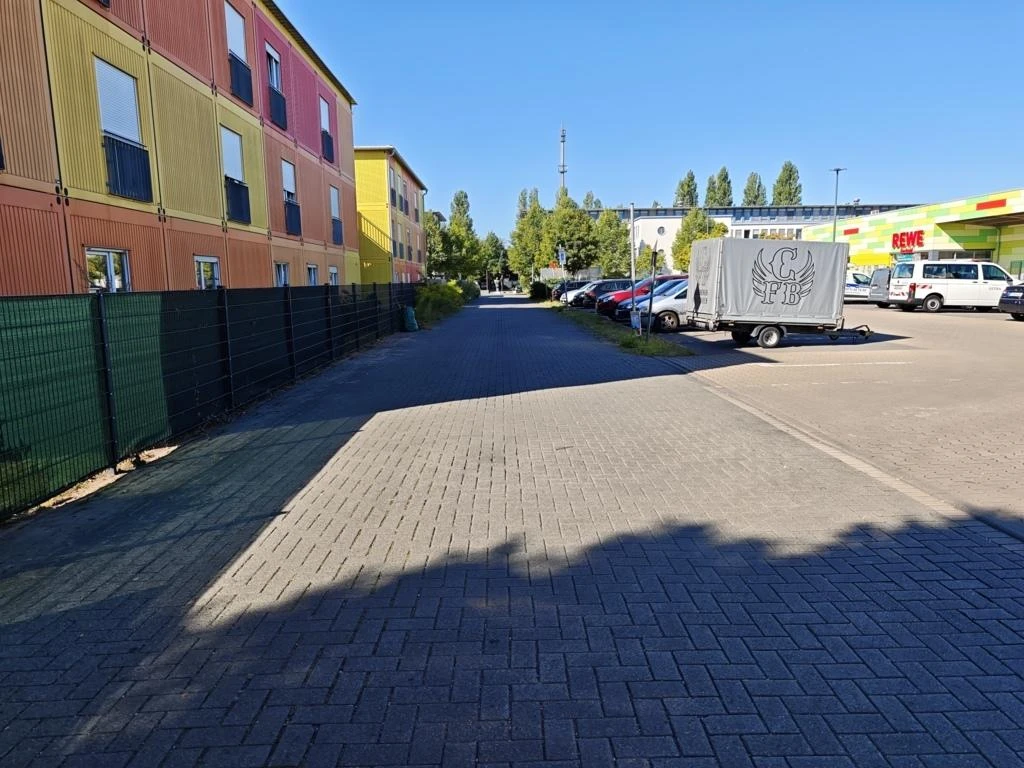 unbebautes Grundstück, Wegefläche mit Kunstobjekt in Hannover — Bild 3