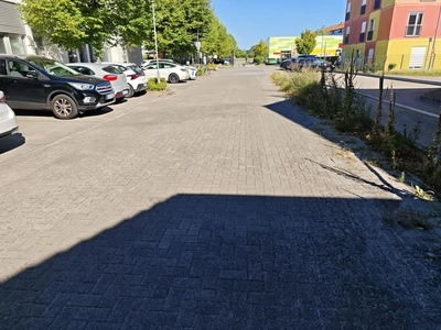 unbebautes Grundstück, Wegefläche mit Kunstobjekt in Hannover