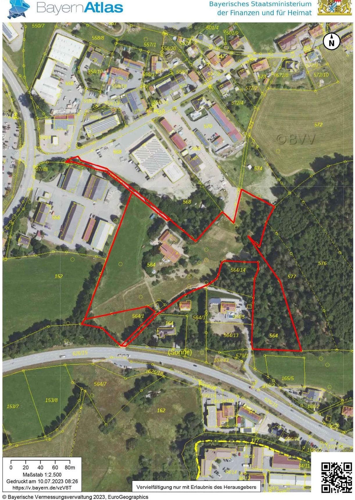 Einfamilienhaus, Wiesenfläche, Verkehrsfläche in Freyung
