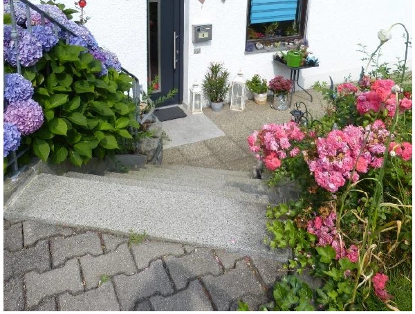 Einfamilienhaus mit Einliegerwohnung und Garagenanbau in Fürstenstein — Bild 3