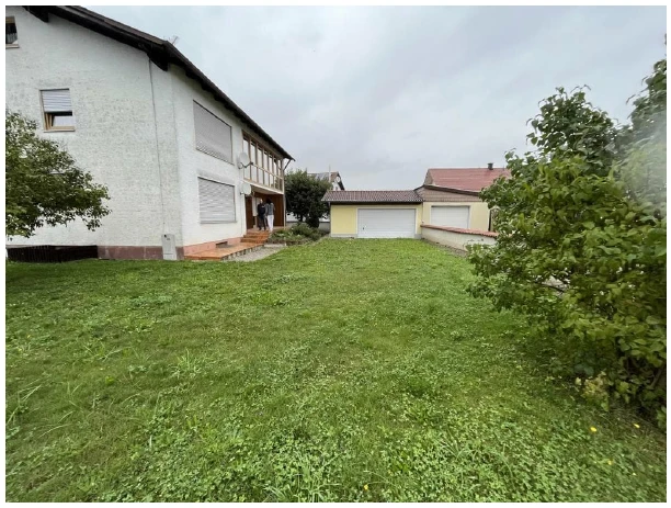 Zweifamilienhaus mit Doppelgarage und Nebengebäude in Malching — Bild 2