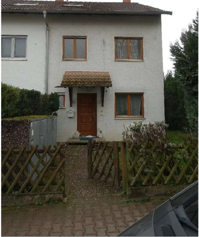 unbebautes Grundstück und Reihenhaus in Frankfurt am Main