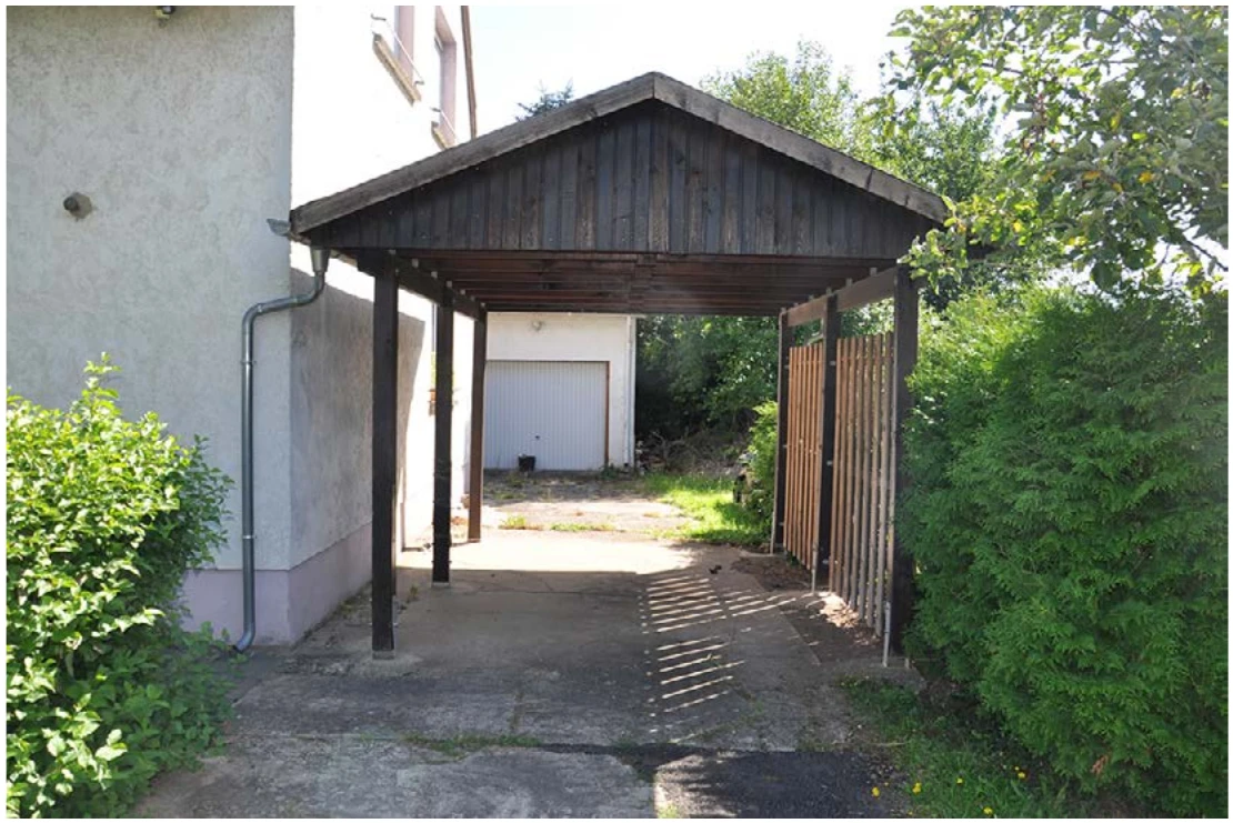 Garage, Einfamilienhaus mit mehreren Anbauten und Nebengebäuden, Carport in Euskirchen — Bild 3