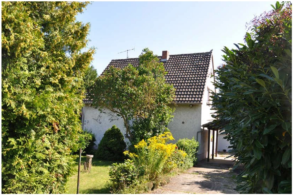 Garage, Einfamilienhaus mit mehreren Anbauten und Nebengebäuden, Carport in Euskirchen — Bild 2