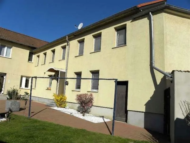 Wohn-/Geschäftshaus mit Garagen in Seeland OT Frose — Bild 2