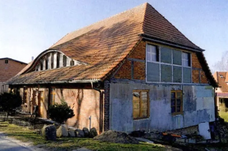 Zweifamilienhaus und massive Scheune in Bresegard bei Picher