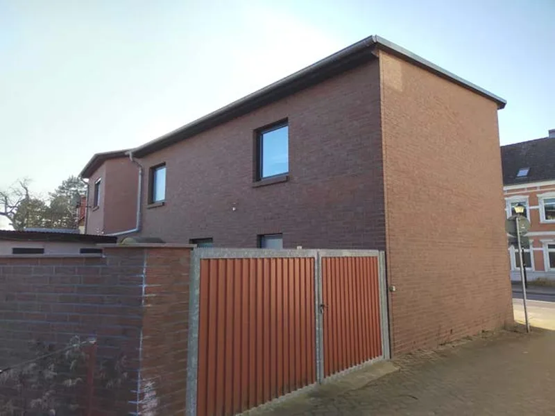 Einfamilienhaus mit Einliegerwohnung und Nebengebäuden in Goldberg — Bild 2