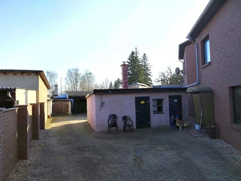 Einfamilienhaus mit Einliegerwohnung und Nebengebäuden in Goldberg — Bild 3