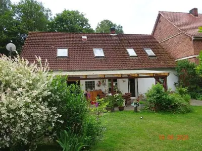 Einfamilienhaus, Garage und Nebengebäude mit Werkstatt in Heidhof